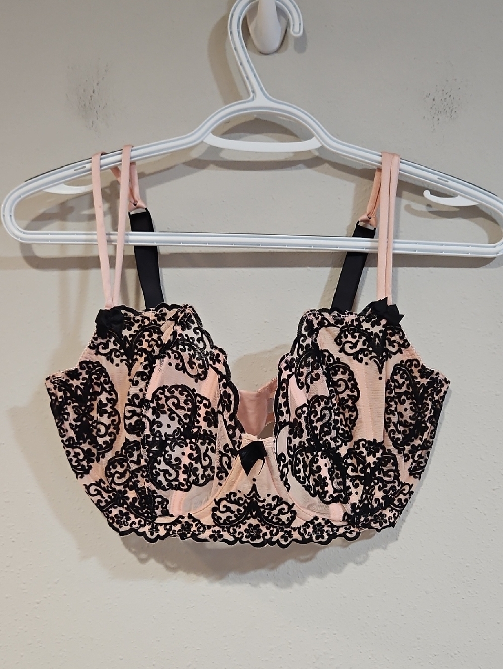 Victoria Secret Pink And Black Lace Bra